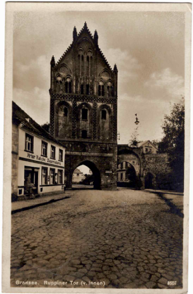 Historisches Stadttor mit gotischer Architektur in einer ruhigenstraße.