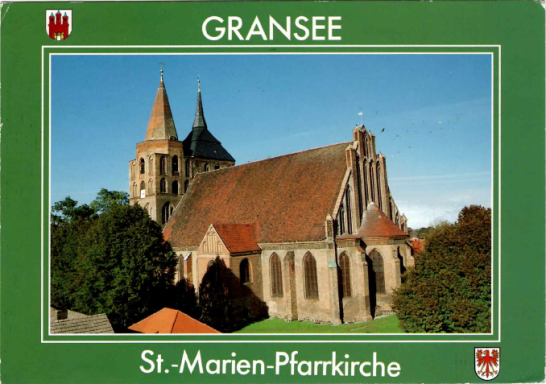 Die St.-Marien-Pfarrkirche in Gransee, historisches Bauwerk mit Türmen und Ziegeldach.